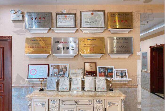 北京英煌医疗美容诊所（西单店）王策医生还做手术吗？答案来了！