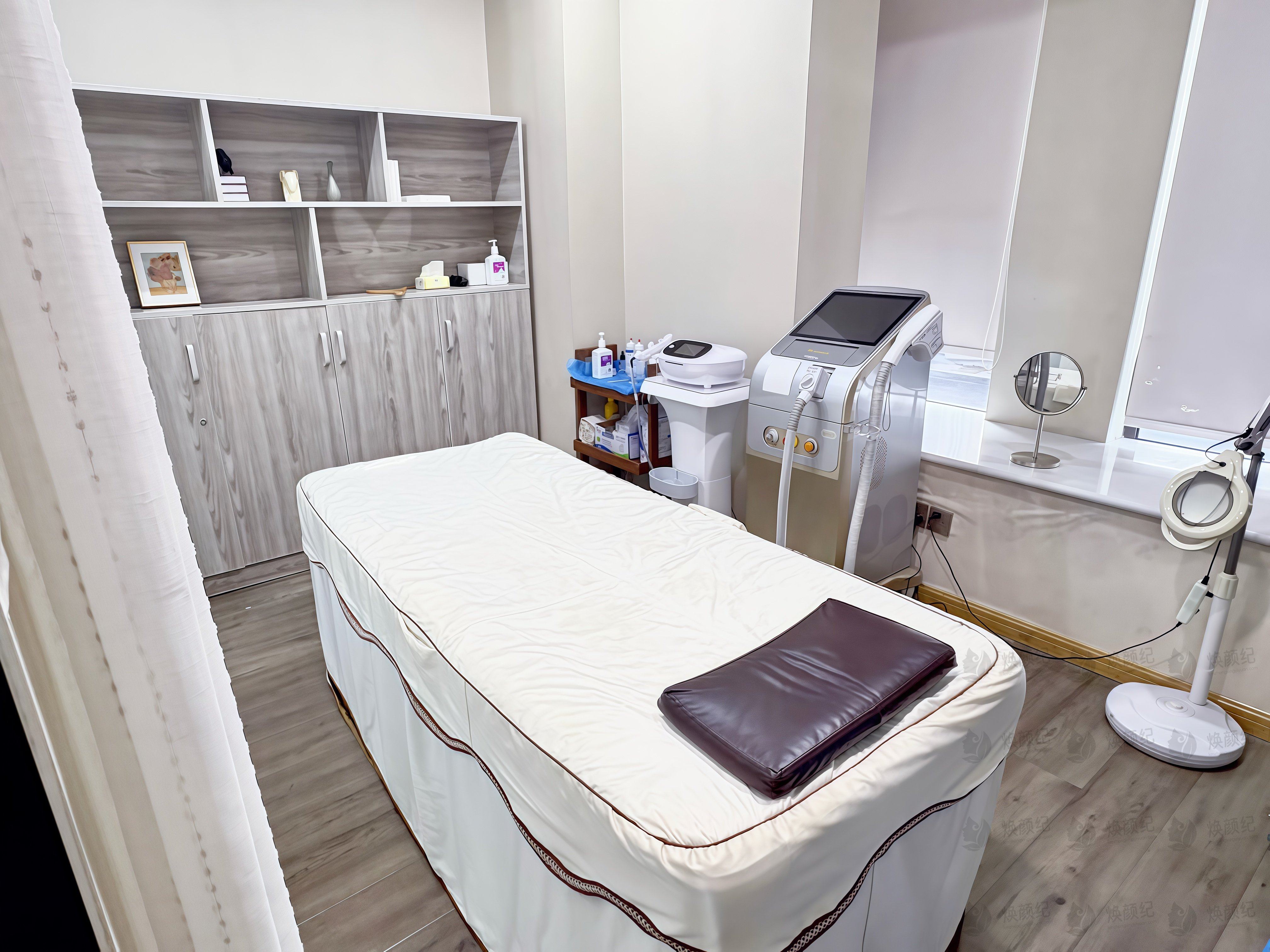 成都李修肤华塑整形谢林含属于专家还是普通医生？在医美行业中，他的专业水平和经验使他被视为专家。