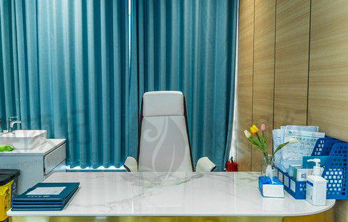 成都高新英华眼科门诊部[全飞秒近视矫正]15800元/双眼：汇聚超10万例手术量资深屈光专家，引欧美同步主流设备，个性化诊疗保障效果